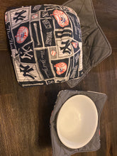 Load image into Gallery viewer, NY Yankees Medium (18oz) Bowl Cozy
